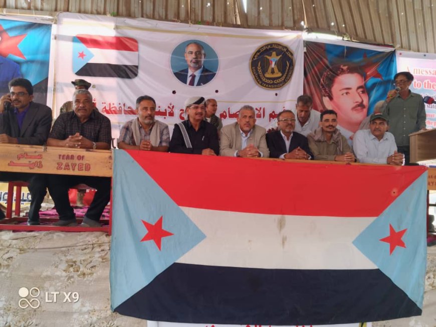 مخيم الاعتصام المفتوح بأبين يشهد حضورًا جماهيريًا كبيرًا