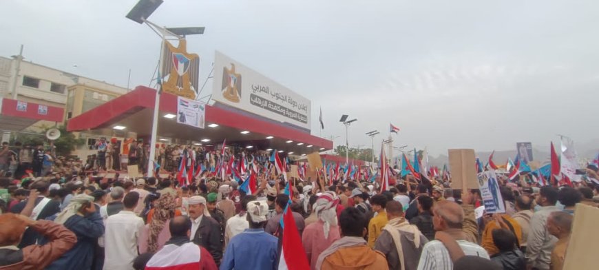 موكب جماهيري حاشد من رباعيات ردفان يصل عدن دعمًا للاعتصام المفتوح ومطالبة بإعلان دولة الجنوب العربي