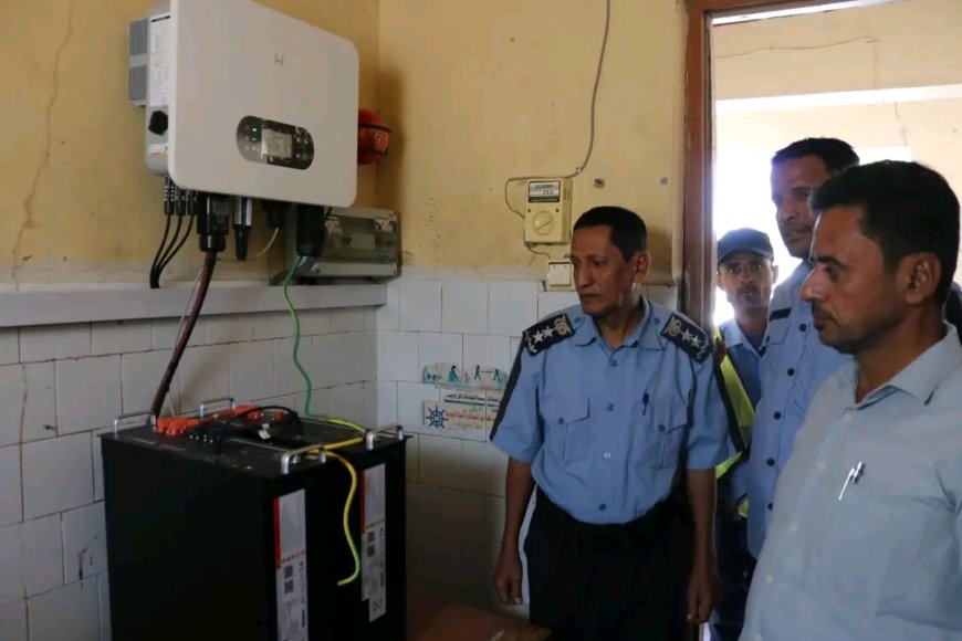 تدشين وتسليم منظومة طاقة شمسية لإدارة المرور بالمهرة ضمن مشروع تعزيز الحكم المحلي وبناء السلام