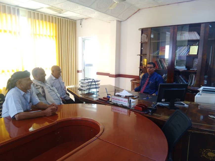 مدير عام مكتب الصحة العامة والسكان بلحج يلتقي بمدير عام المضاربة ويناقش سير العمل الصحي بالمديرية