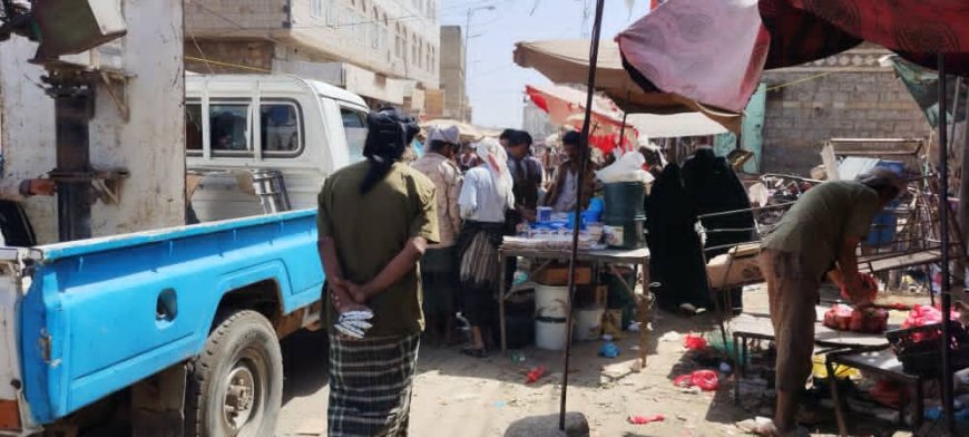 قوات الامن بلودر تقوم بإزاحة عوائق الشوارع