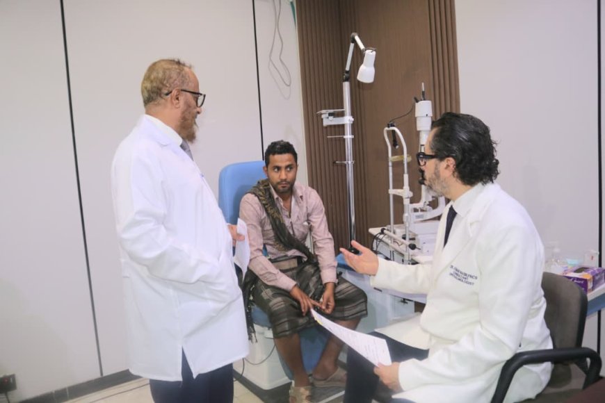 عدن.. مستشفى العين التخصصي يختصر عناء السفر للعلاج بالخارج ويستضيف خبيراً دولياً في جراحات العيون