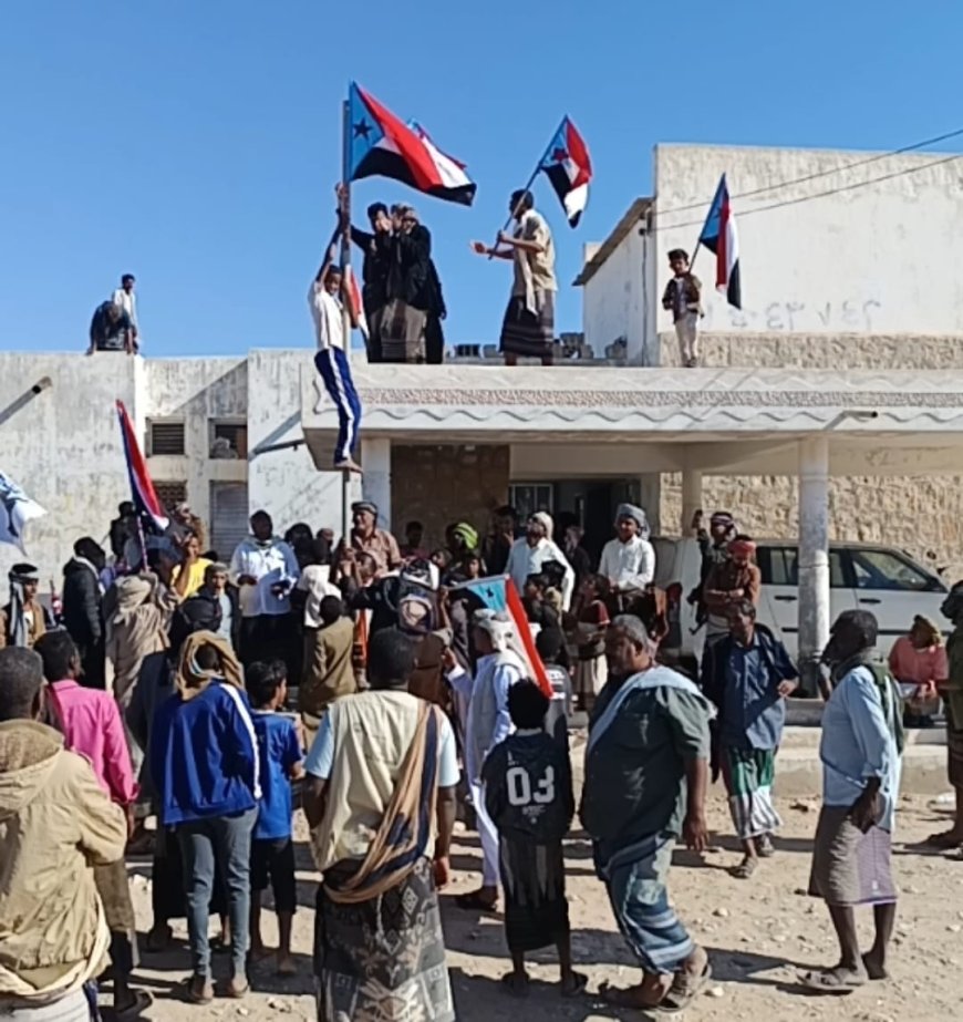 مديرية ميفعة تدشين رفع أعلام الجنوب وصور الرئيس القائد الزبيدي على مؤسسات الدولة