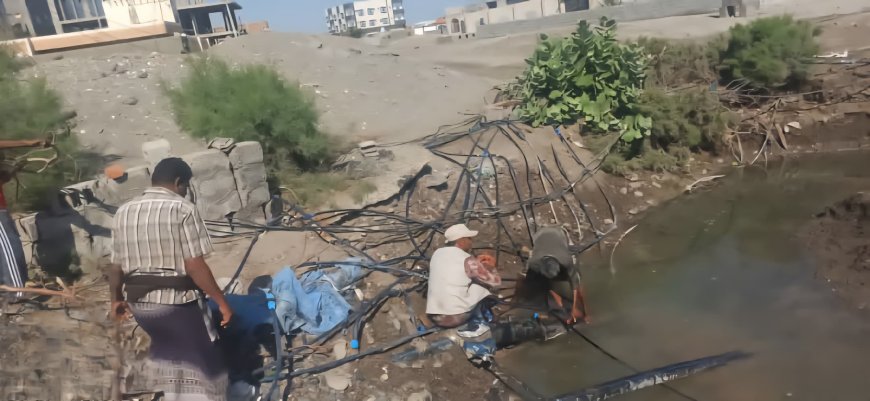 فرق مياه عدن تنفذ حملة لإزالة الربط العشوائي في خط المياه الرئيسي بمنطقة الصولبان بخورمكسر