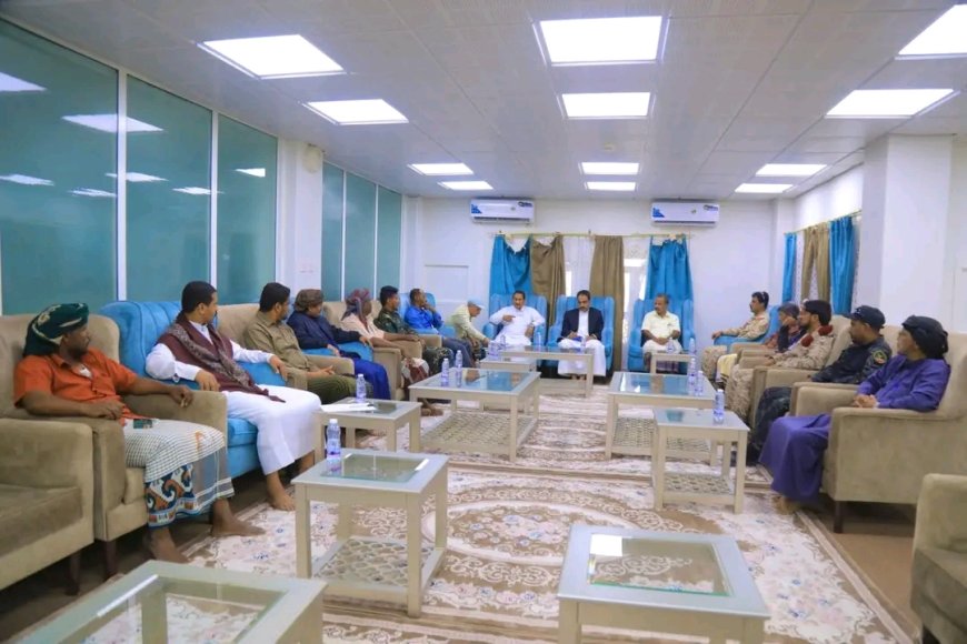 بحضور مستشار رئيس هيئة الطيران .. مدير مطار الغيظة الدولي يعقد اجتماعًا موسعًا بالجهات العاملة في المطار