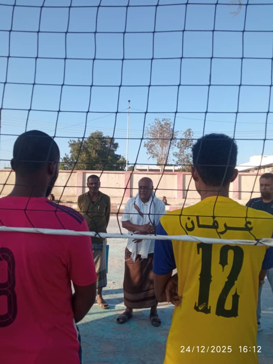 الكابتن أحمد صالح الراعي يزور فريق منتخب الطائرة في أبين ويحثهم على بذل قصارى جهدهم