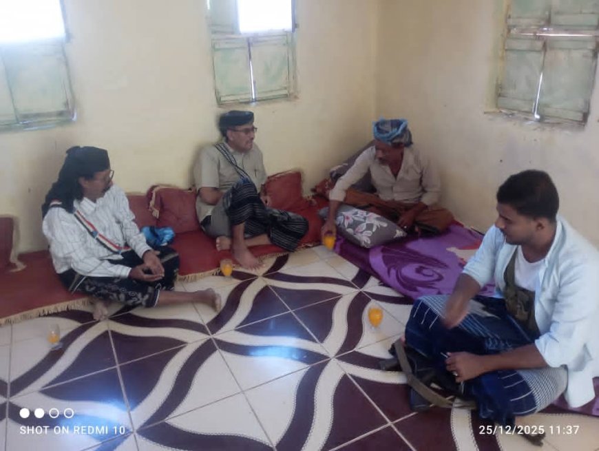 مدير عام أحور وعضو المجلس الانتقالي يزوران الإعلامي عبدالله الطحر للاطمئنان على صحته