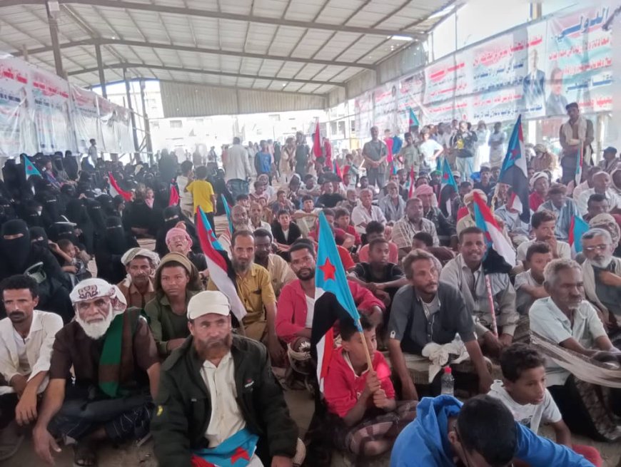 حشود كبيرة في ساحة مخيم الاعتصام المفتوح بأبين تجسد وحدة الصف الجنوبي