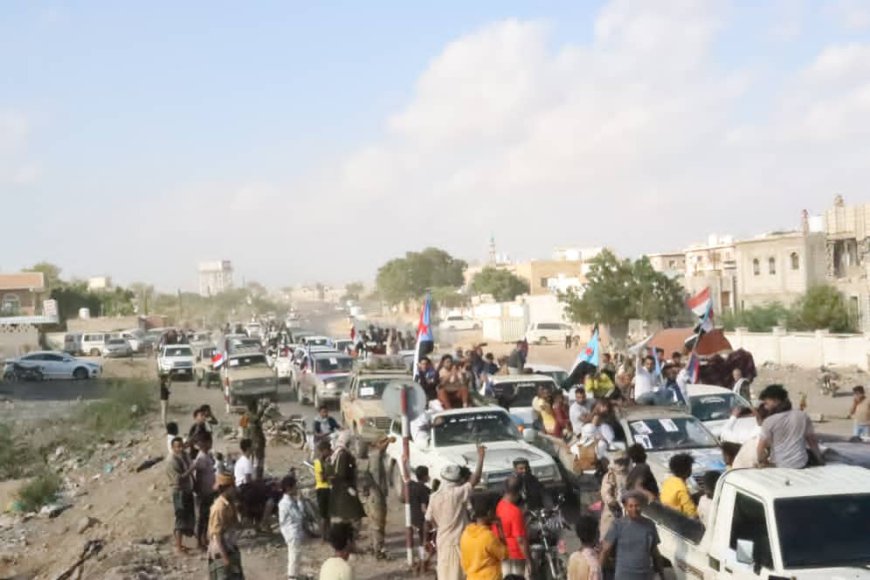 لحج تستقبل موكب الضالع بالترحيب والهتافات الجنوبية في زحفه إلى ساحة العروض بالعاصمة عدن