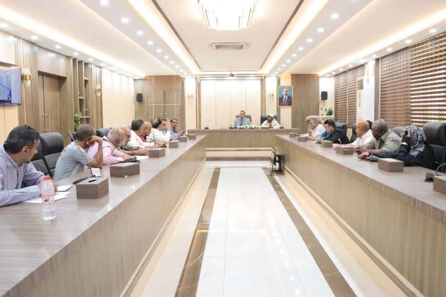 الوزير السقطري يترأس اجتماعًا استثنائيًا بالهيئة العامة للبحوث والإرشاد الزراعي ويؤكد أهمية تفعيل دورها الاستراتيجي