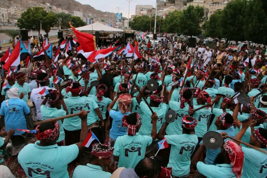 مقادمة وأعضاء فرقة قشمر للألعاب الشعبية بمديرية غيل باوزير ينضمون إلى ساحة الاعتصام بالمكلا