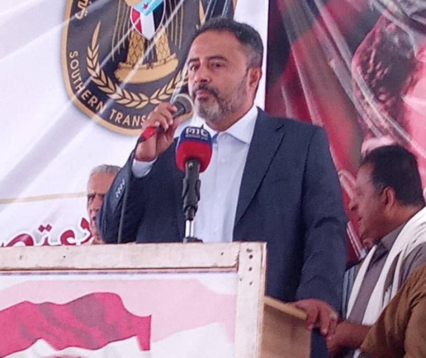 رئيس الهيئة التنفيذية لانتقالي أبين يقود الحراك الشعبي والاعتصام المفتوح بنجاح