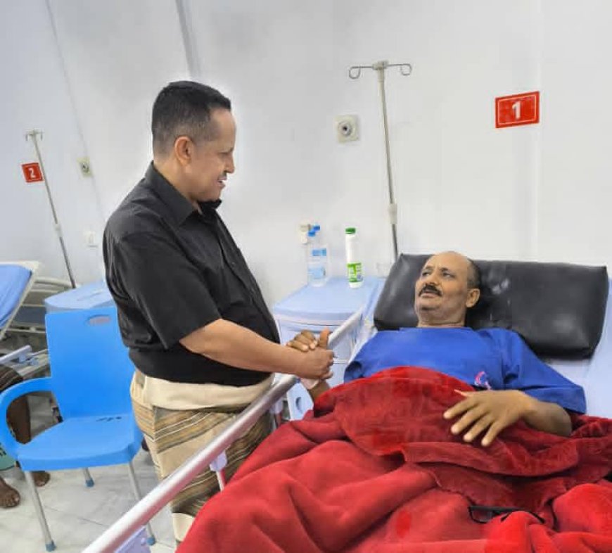 رئيس تنفيذية انتقالي لحج يزور الجريح عبد السلام ناصر علي في مستشفى عدن الخيري