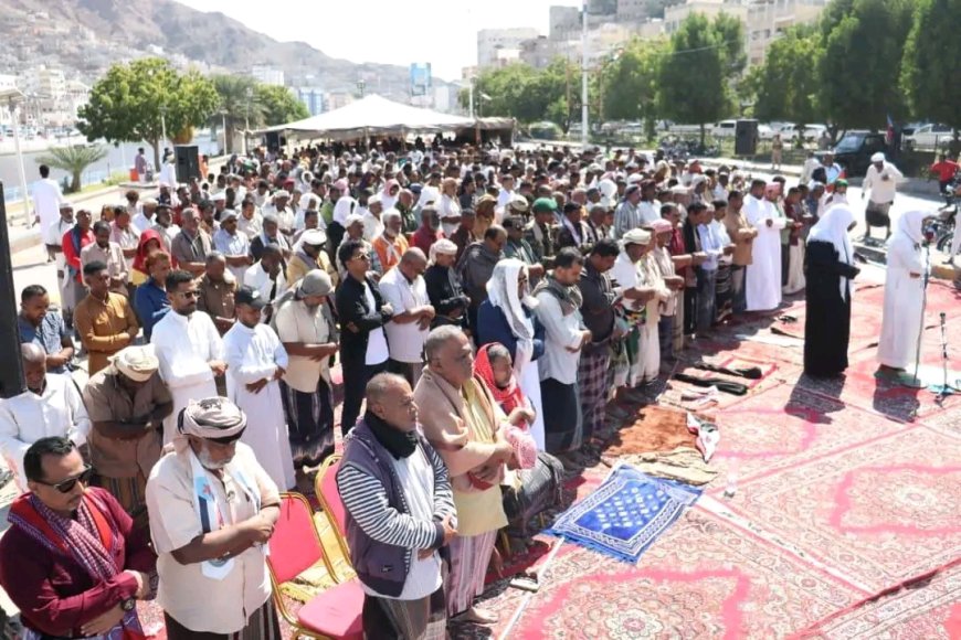 جموع من المصلين يؤدون صلاة “جمعة الجنوب العربي لكل وبكل أبنائه” في ساحة الاعتصام بالمكلا