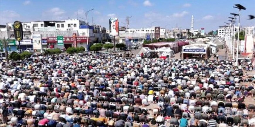 حشود جماهيرية تؤدي صلاة الجمعة في ساحة الاعتصام بخور مكسر وسط أجواء سلمية