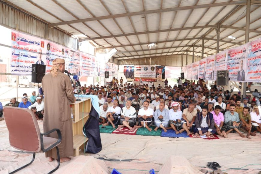 أبناء أبين يؤدّون صلاة جمعة "الجنوب لكل وبكل أبنائه" في ساحة الاعتصام بزنجبار