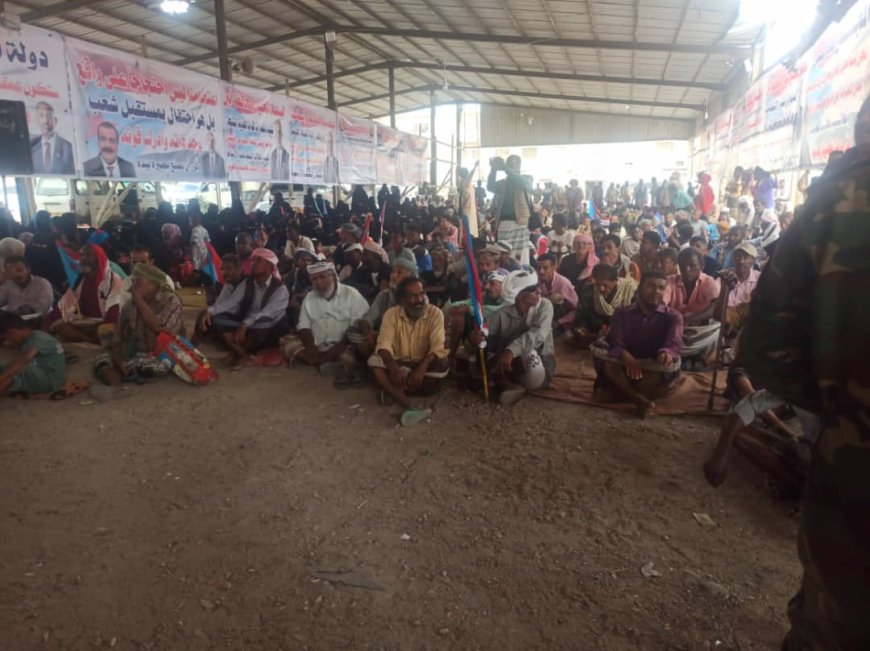 رئيس أنتقالي أبين في مخيم الاعتصام: الأرض أرضنا والقرار قرارنا ولا تراجع حتى استعادة دولتنا الجنوبية