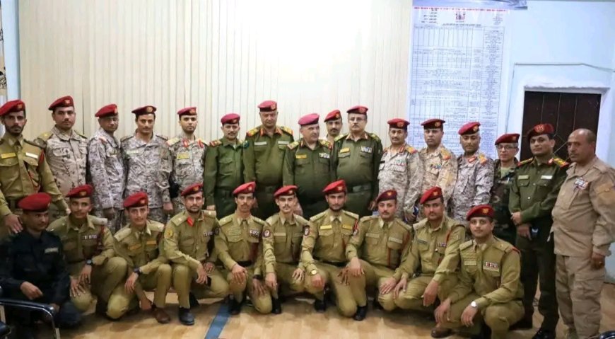 قائد محور تعز يستقبل الضباط خريجي كليات القيادة والأركان والكلية العسكرية