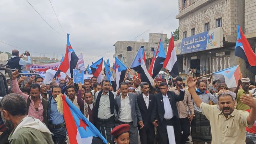 استجابة لدعوة انتقالي لحج: مهرجاناً خطابياً حاشد ومسيرة شعبية كبرى في مسيمير الحواشب بلحج