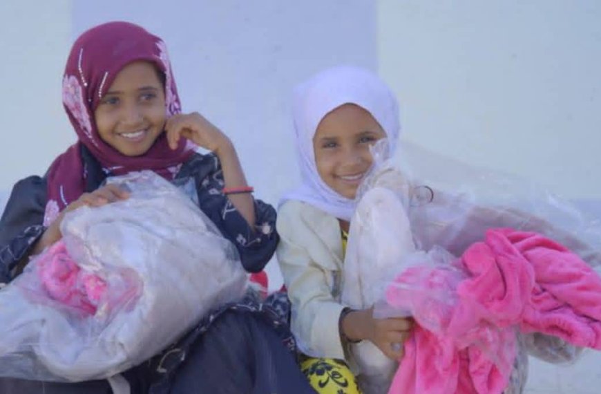 تعز .خلية الأعمال الإنسانية توزع ملابس شتوية لأطفال قرى جبل النار بمديرية المخا.