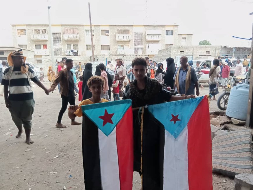 اعتصام أبين المفتوح.. مشاركة الأطفال بوجوه يحدوها الأمل بغدٍ مشرق