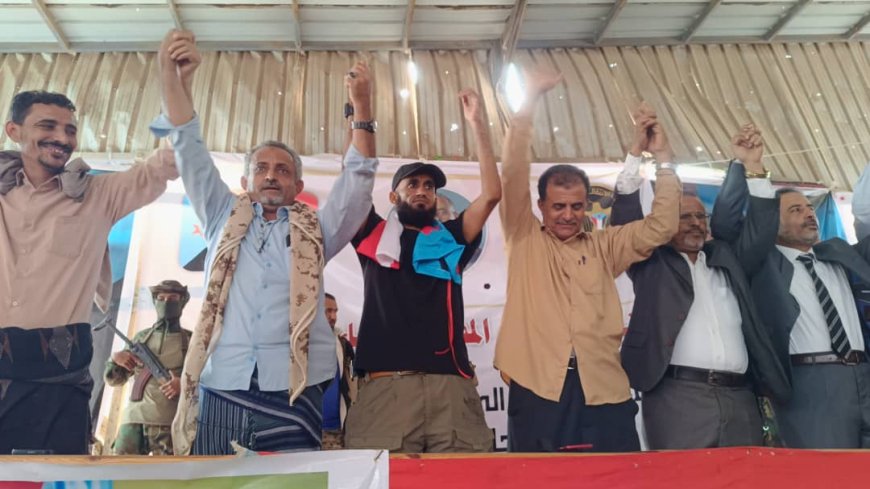 حشود أبين تواصل زحفها إلى ساحة الاعتصام بزنجبار تأكيدًا على وحدة الصف والمطالب الوطنية