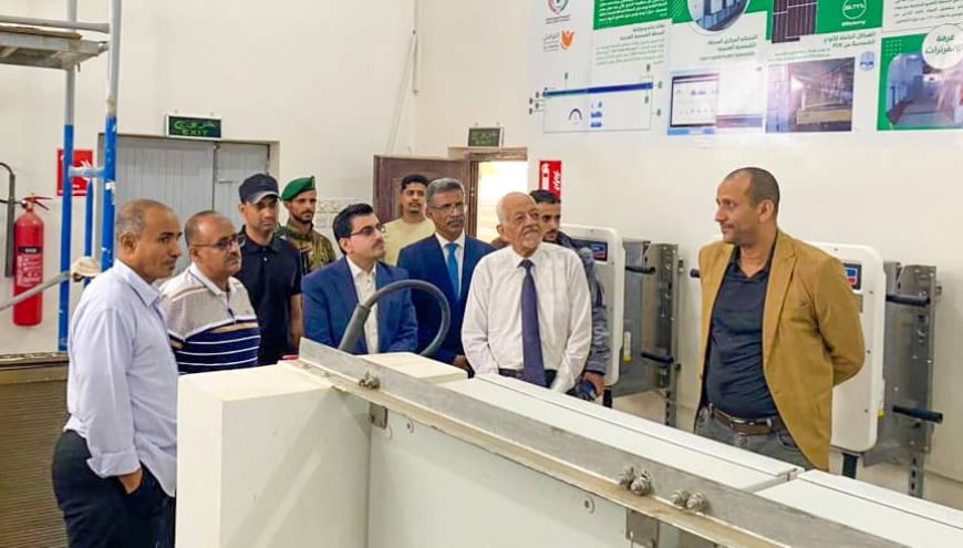 نائب وزير المياه يطلع على المراحل النهائية لمشروع إنشاء محطة طاقة شمسية في حقل بئر ناصر