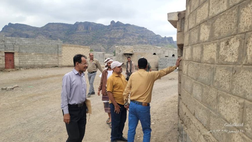 بدعم وتمويل من الشركة الوطنية للأسمنت.. مدير عام المسيمير يسلم موقع مشروع صيانة وتأهيل سور مدرسة الشهيد عباس