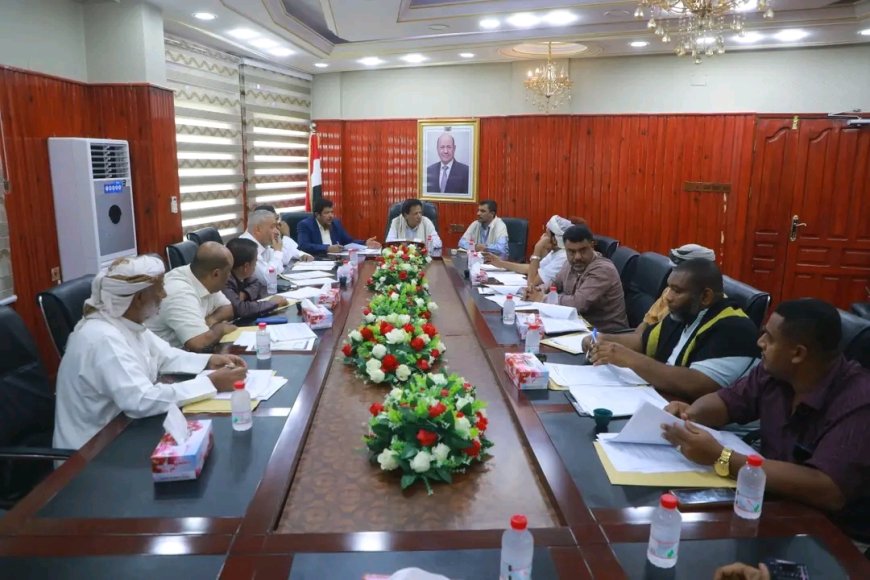 محافظ المهرة يناقش الموازنة التشغيلية لصندوق النظافة والتحسين لعام 2026م