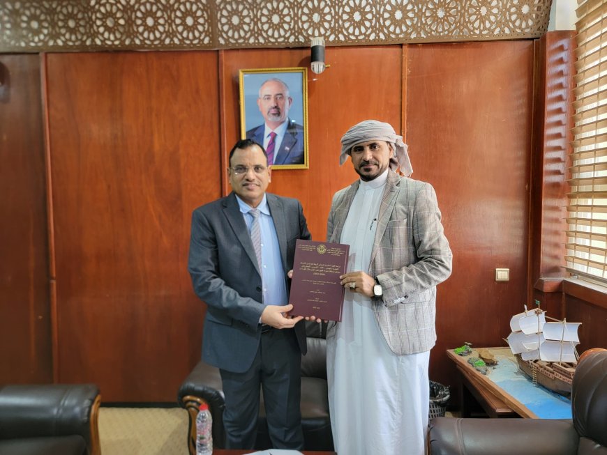 مدير عام المصائد السمكية بشبوة يتلقى الوزير السقطري ويهديه نسخة من شهادة الماجستير ويناقش معه الوضع السمكي بالمحافظة