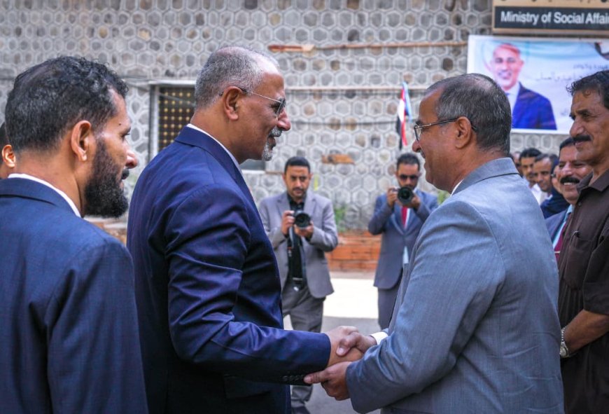 الرئيس الزُبيدي يطّلع على سير العمل في وزارتي الشؤون الاجتماعية والعمل والخدمة المدنية والتأمينات