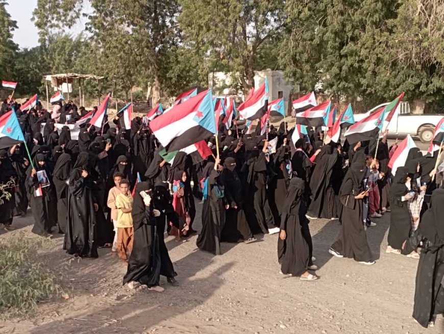 جماهير نسوية حاشدة في الحسيني بلحج تطالب بإعلان الدولة الجنوبية وتجدد التفويض للرئيس الزبيدي