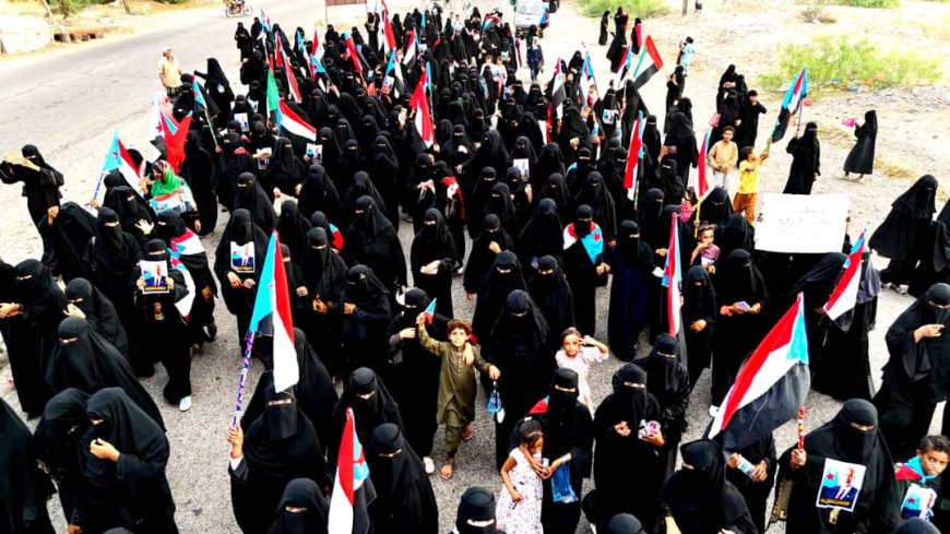 مسيرة نسوية حاشدة في تبن تؤكد تأييد قرارات الرئيس الزُبيدي وتطالب باحترام إرادة شعب الجنوب