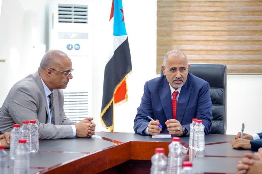 الرئيس القائد عيدروس الزُبيدي يتفقد جاهزية وزارة الاتصالات وتقنية المعلومات ويؤكد أهمية تطوير القطاع