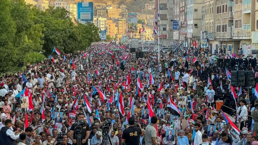 أبناء حضرموت يحتشدون في المكلا بمليونية "القرار قرارنا" للمطالبه بإعلان دولة الجنوب العربي