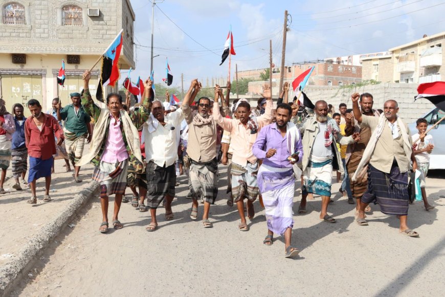 موكب جماهيري حاشد لأبناء منطقة الكود بخنفر يتجه راجلًا إلى ساحة الاعتصام بزنجبار لإعلان دولة الجنوب