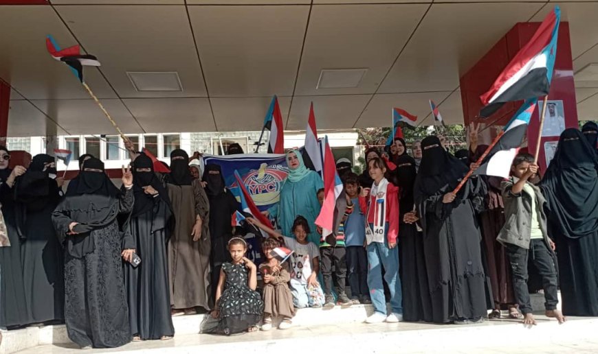 موظفات شركة النفط – فرع عدن يشاركن في الاعتصام المفتوح بساحة التحرير والاستقلال بخورمكسر للمطالبة بإعلان الاستقلال الثاني لدولة الجنوب العربي