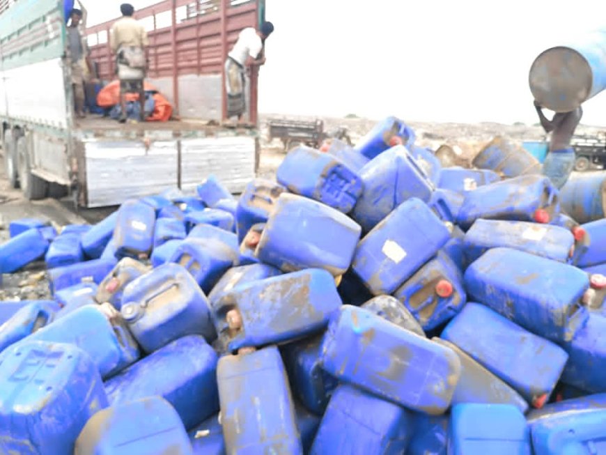 "الداؤودي" يشيد بجهود قسم صحة البيئة بضبط المخالفات..  إتلاف ( 10 ) أطنان من المواد الكيميائية والزراعية منتهية الصلاحية في مديرية المنصورة بعدن