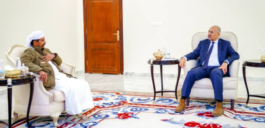 الرئيس الزبيدي يلتقي رئيس حلف قبائل شبوة ويشيد بدور القبيلة في الدفاع عن المكتسبات الوطنية الجنوبية