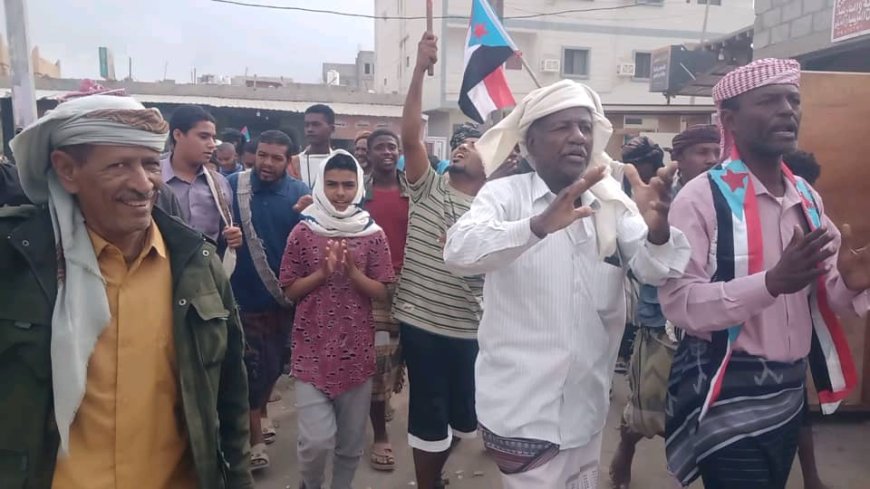 توافد حشود جماهيرية لمخيم الاعتصام بزنجبار لدعم الرئيس عيدروس