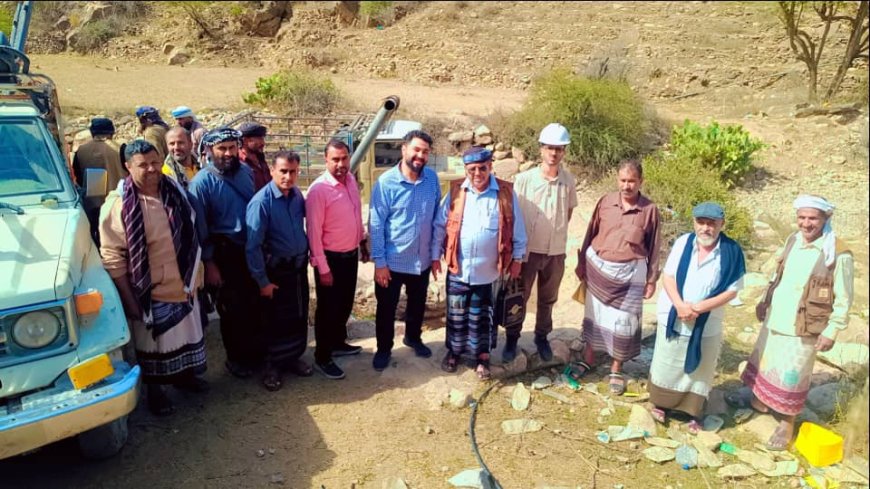 السلطة المحلية بسرار ومنسق المنظمات بأبين يسلمان موقع مشروع تأهيل بئر عظمان للجهة المنفذة