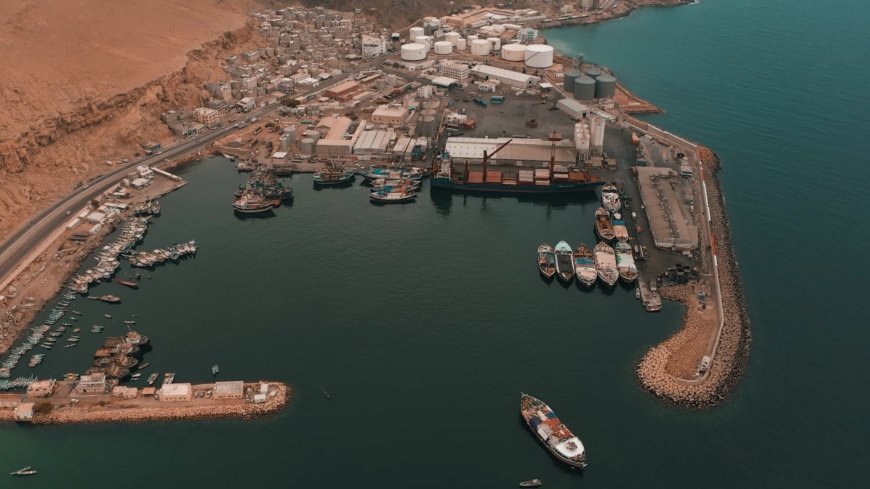 ميناء المكلا يستأنف نشاطه الملاحي والتجاري بشكل طبيعي