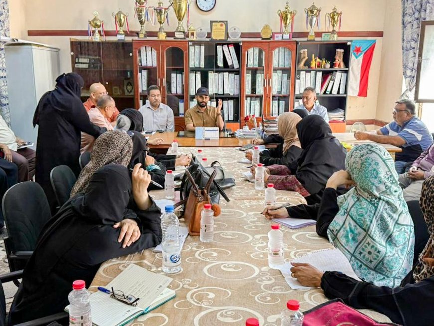 اجتماع يناقش خطة الاستعداد للفصل الدراسي الثاني في ثانويات ومدارس مديرية صيرة بعدن