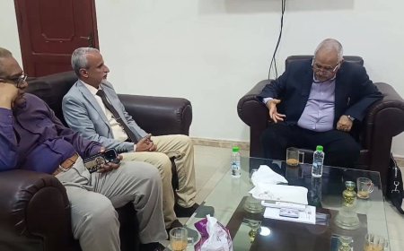 مدير عام صحة عدن يناقش مع وكيل وزارة الصحة لقطاع السكان أوضاع الصحة في عدن