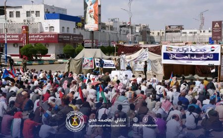 جماهير الجنوب تؤدي صلاة جمعة الوفاء للحليف الصادق في ساحة العروض بالعاصمة عدن