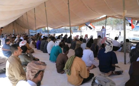 أبناء المهرة يؤدّون صلاة الجمعة في ساحة الاعتصام الشعبي المفتوح بمدينة الغيضة تأكيدًا لوحدة الصف والتمسك بالحقوق المشروعة