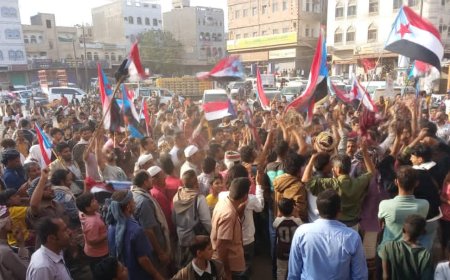 مسيرة شعبية حاشدة في ردفان الحبيلين تنديدا ً بالعدوان الجوي على حضرموت 