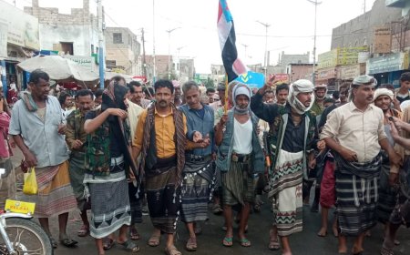 تظاهرات حاشدة في زنجبار تنديداً بالعدوان السعودي والمجلس الانتقالي يدشن التعبئة العامة