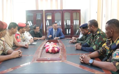الأمين العام لمحلي حضرموت يشدد على اضطلاع الأجهزة الأمنية والعسكرية بواجباتها في حفظ الأمن وتطبيع الحياة العامة ويشيد بتكاتف أبناء المحافظة