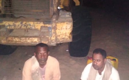 مدير مكتب المدير العام بميفع يقوم بتأمين بلدوزر "شيول" تابع لمكتب الطرقات و الجسور بساحل حضرموت